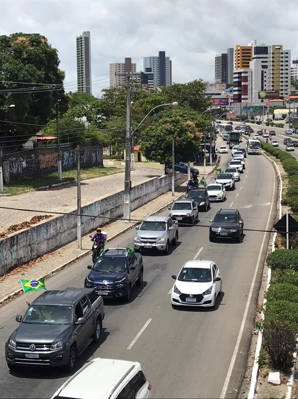 Carreata contra lockdown e pró-condenção de Lula é realizada em Natal; assista