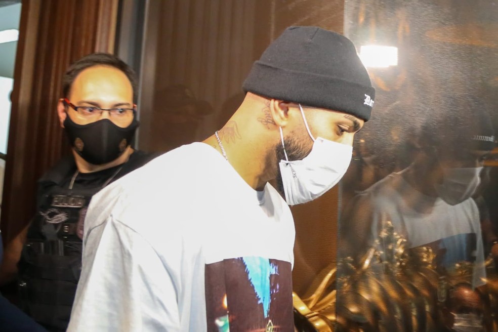 Gabigol e MC Gui são presos em cassino com mais de 200 pessoas
