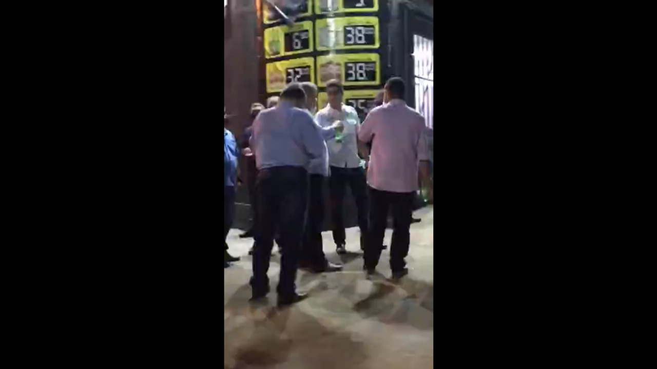 VÍDEO: Prefeito descumpre decreto e bebe cerveja em via pública com amigos