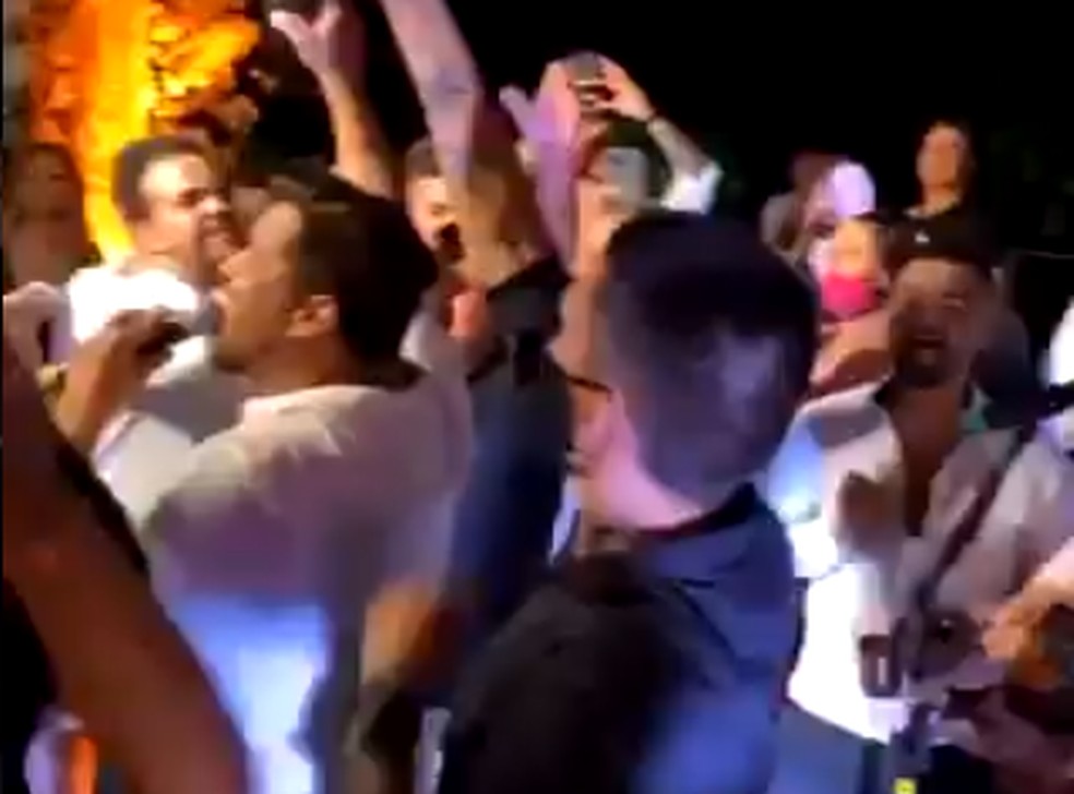 Dupla sertaneja faz show em casamento e pede desculpas por aglomeração