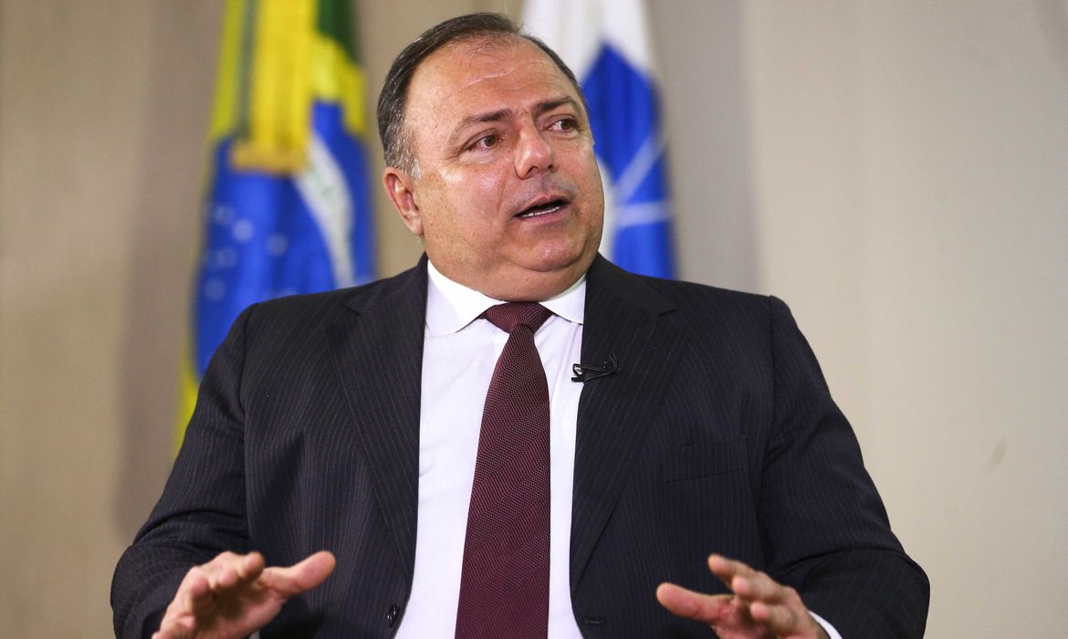 Pazuello diz que segue ministro e que Bolsonaro não pediu cargo