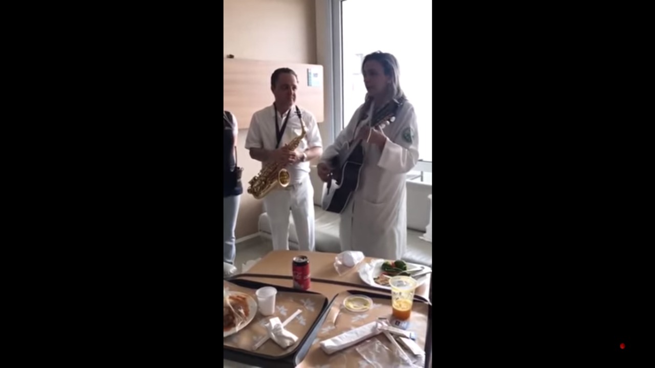 VÍDEO: Médica que recusou ministério já cantou “Amor I Love You” para Dilma