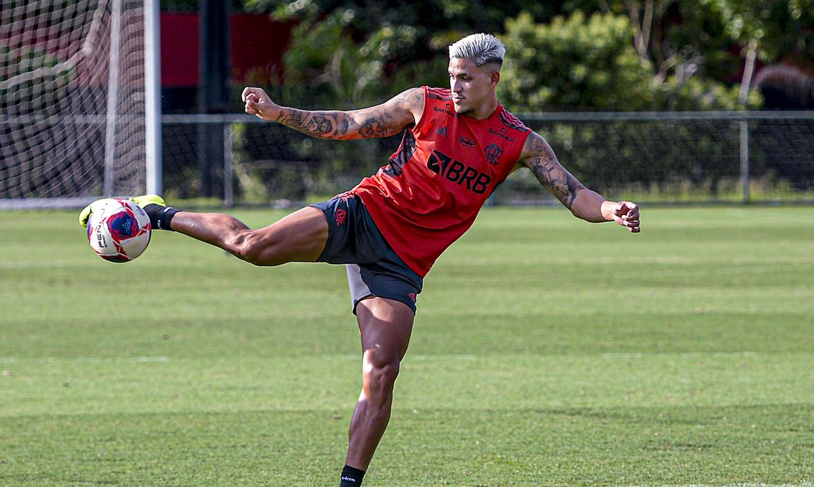 Com retorno de estrelas, Flamengo enfrenta Resende no Carioca