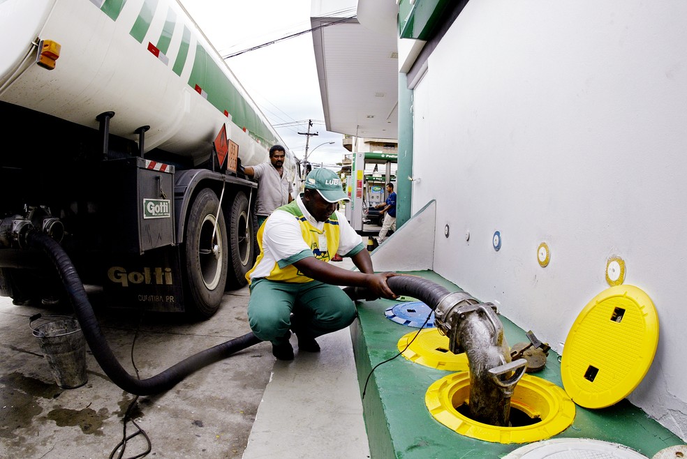 Petrobras baixa preço da gasolina pela 1ª vez no ano