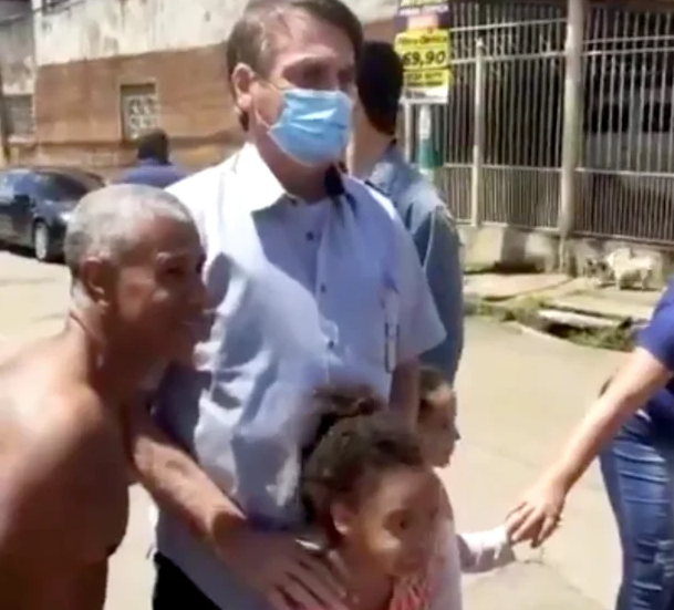 Bolsonaro visita periferia do DF e publica vídeo para criticar isolamento social
