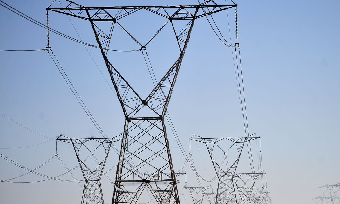 Governo qualifica três projetos de leilão de transmissão de energia