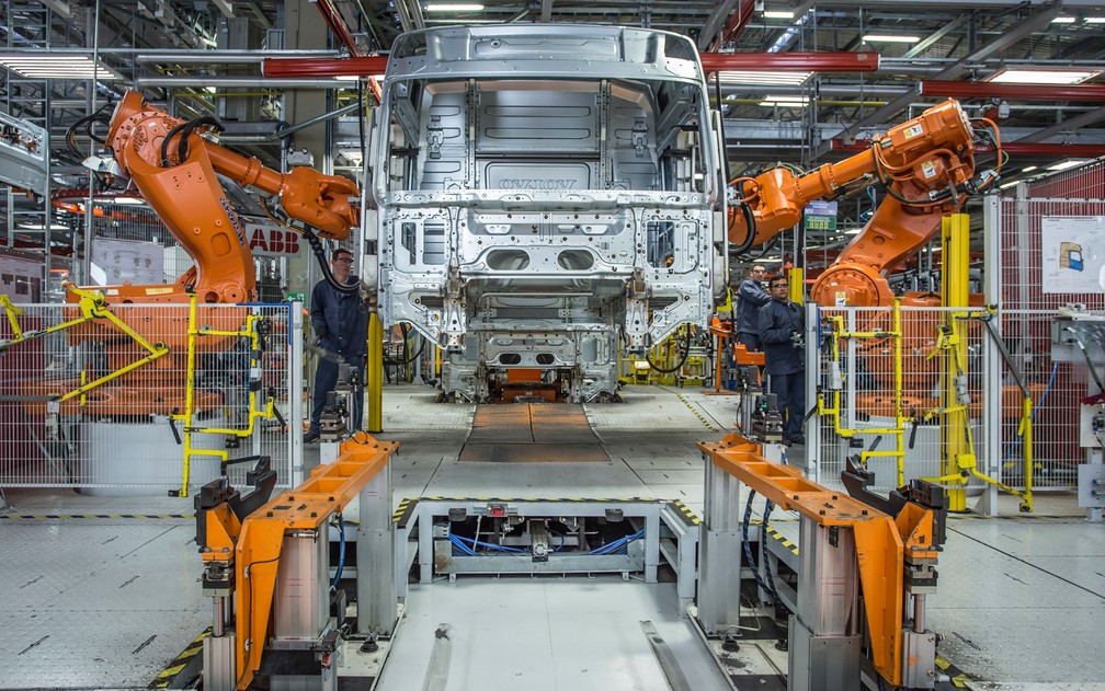 Volvo paralisa parte da produção no Brasil por falta de peça e avanço da covid