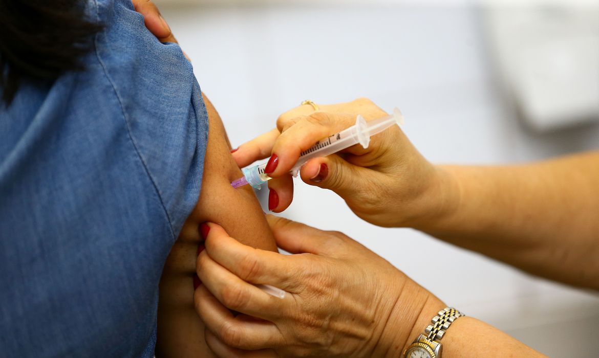 Brasil atinge 12,2 milhões de vacinados contra covid, 5,80% da população