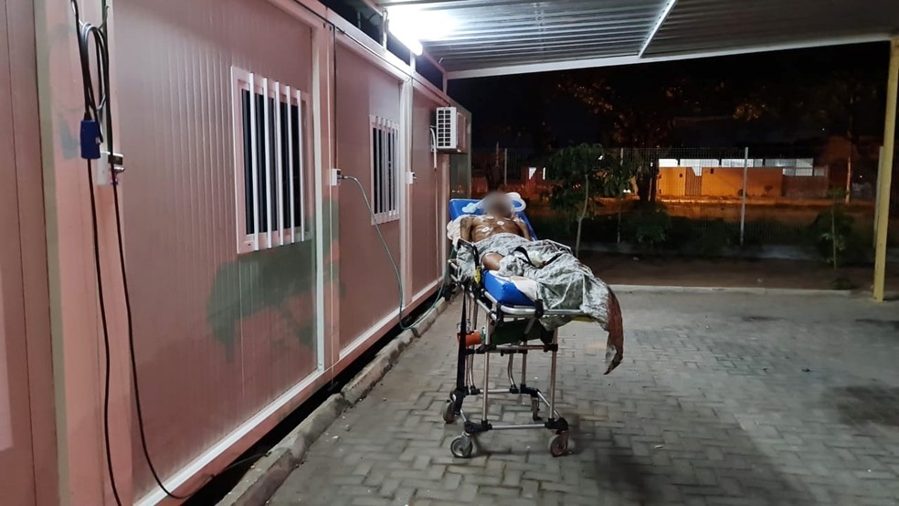 Paciente com suspeita de covid-19 é colocado na área externa de UPA em Natal