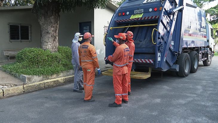 Doméstica joga R$ 10 mil da patroa e garis acham dinheiro no caminhão do lixo