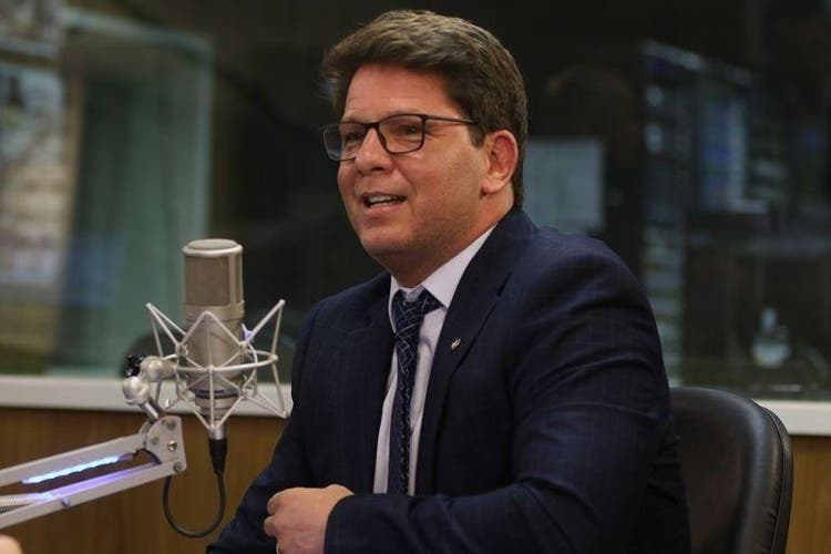 Marcelo Adnet processa Mario Frias por difamação e injúria