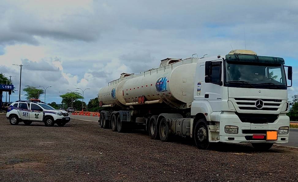 SET e PRF apreendem cargas irregulares de quase 100 mil litros de álcool no RN