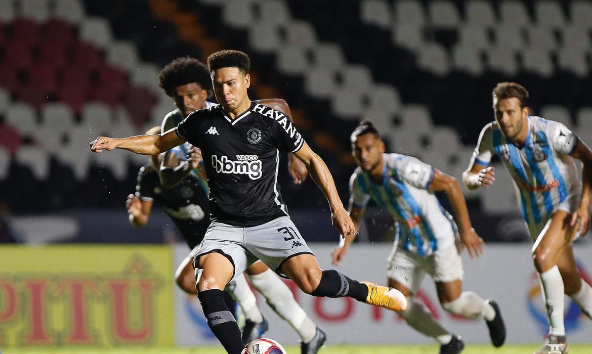 Jogando em São Januário, Vasco vence primeira no Carioca