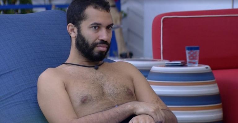 BBB21: Gil diz que viu artista fazendo sinal para Pocah durante festa