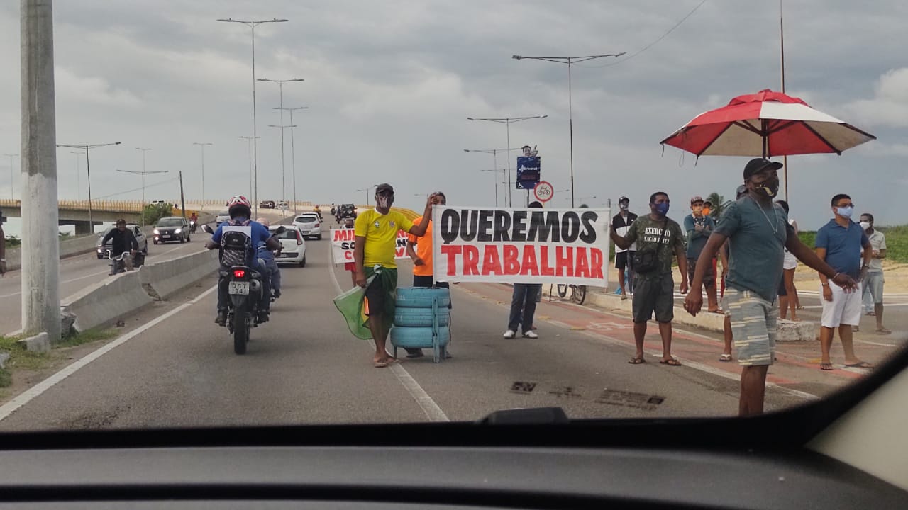 Trabalhadores do turismo fazem protesto na ponte Newton Navarro