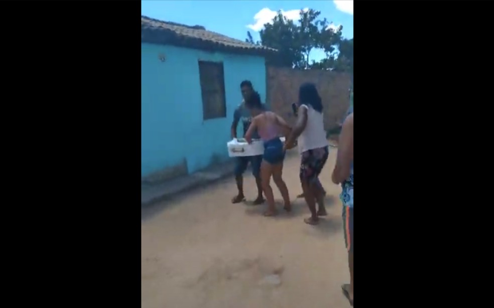 VÍDEO: Velório de criança é interrompido após pastor afirmar que ela estava viva