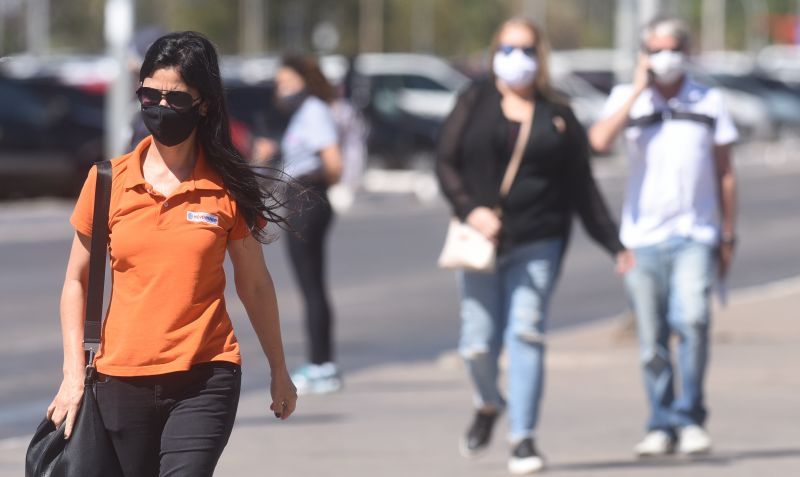 Jovens ficam quase o dobro de tempo internados por covid-19, diz governo de SP
