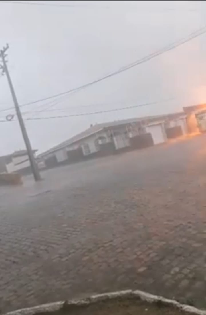 VÍDEO: Poste pega fogo durante forte chuva em cidade do RN