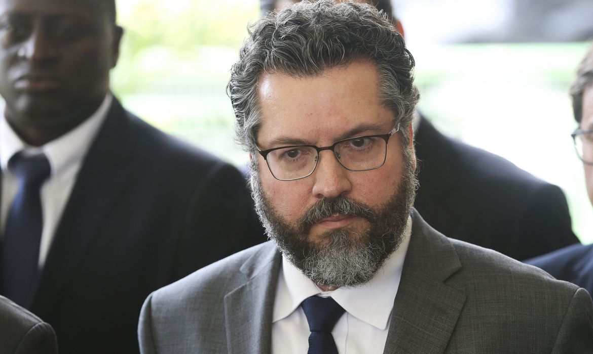 Com um post, Araújo atira no Senado, na China e em Fábio Faria; entenda