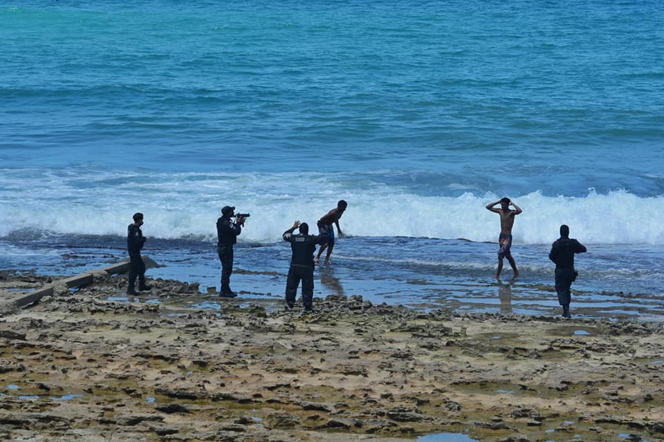 Suspeitos de assaltos se jogam no mar para fugir da polícia em Natal; veja