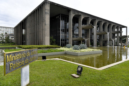 Joias e bolsas de luxo apreendidas do tráfico internacional vão a leilão
