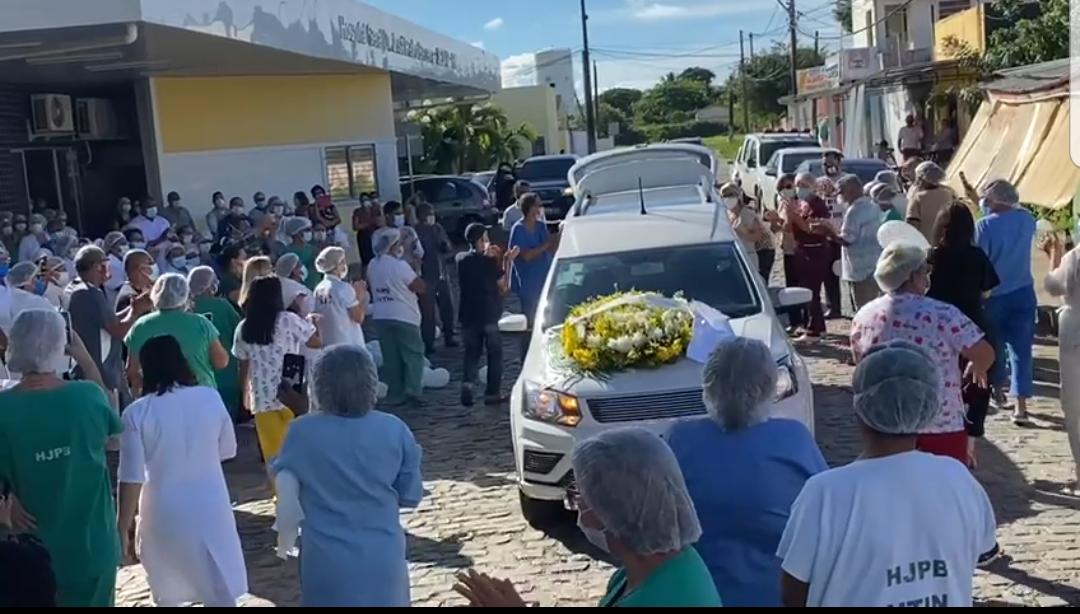 Servidores do Santa Catarina prestam homenagem a funcionária vítima da covid