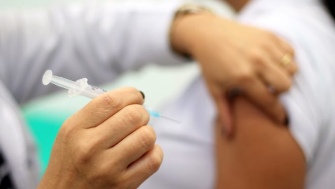 São Gonçalo anuncia vacinação de idosos a partir de 65 anos