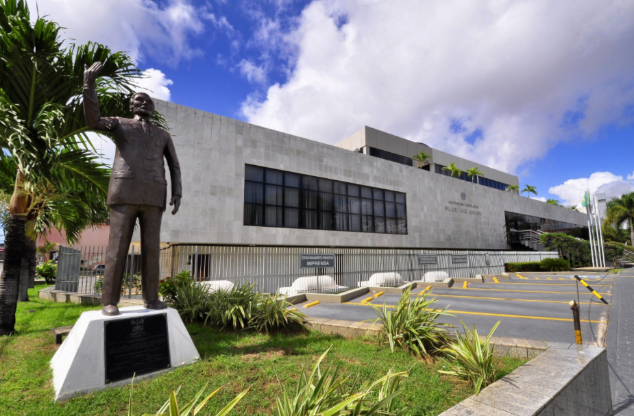 Deputados do RN definem escolas e igrejas como atividades essenciais