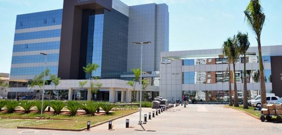 Ao visitar marido internado com covid, mulher descobre amante e procura polícia