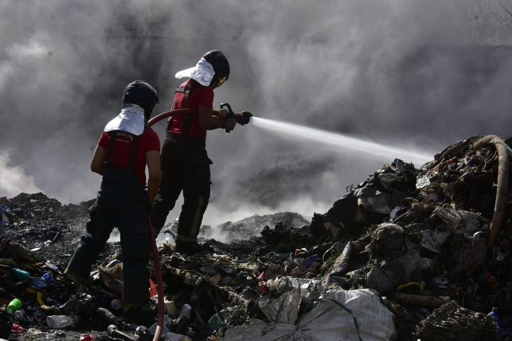 FOTOS: Incêndio de grandes proporções atinge depósito na Grande Natal