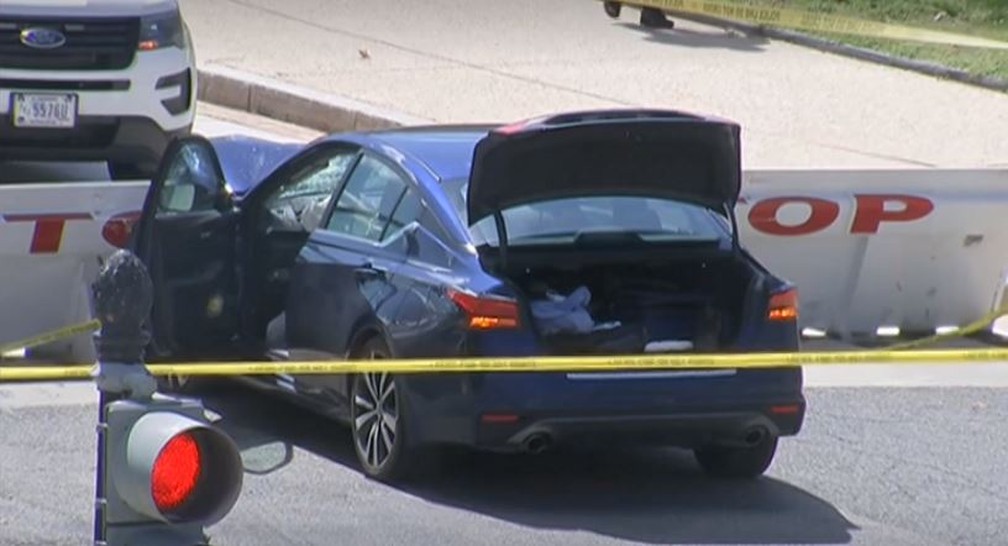 Motorista atropela e mata policial no capitólio e é morto pela polícia