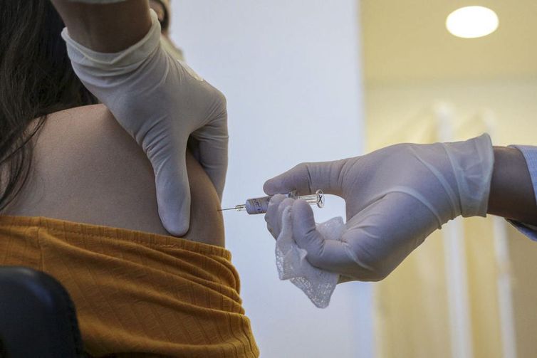 Covid: Brasil ultrapassa 1 milhão de doses de vacina em 24h pela 1ª vez