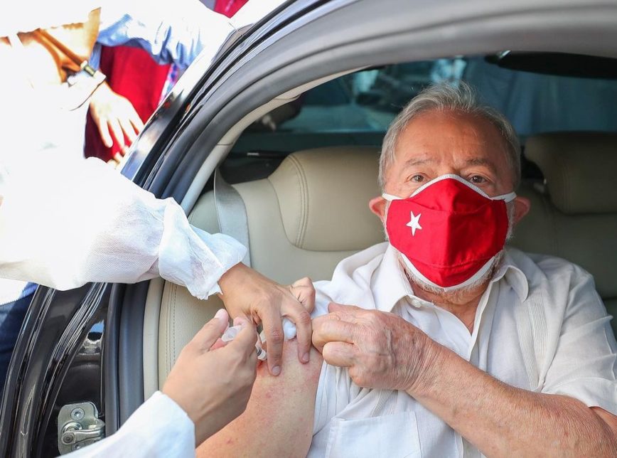 Lula recebe 2ª dose da vacina contra covid-19 em SP