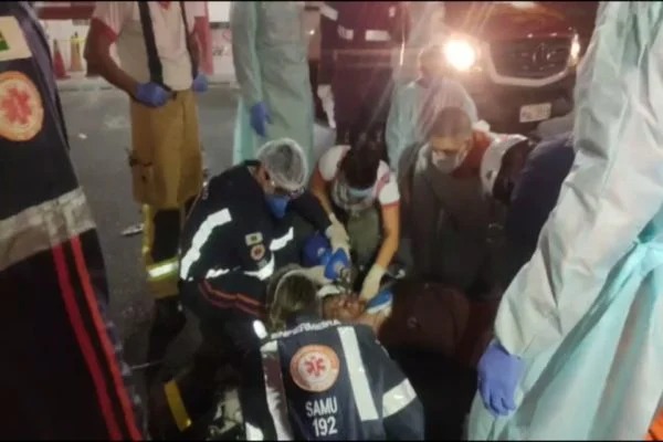 Jovem se afoga, fica 10 minutos submerso e é salvo por bombeiros