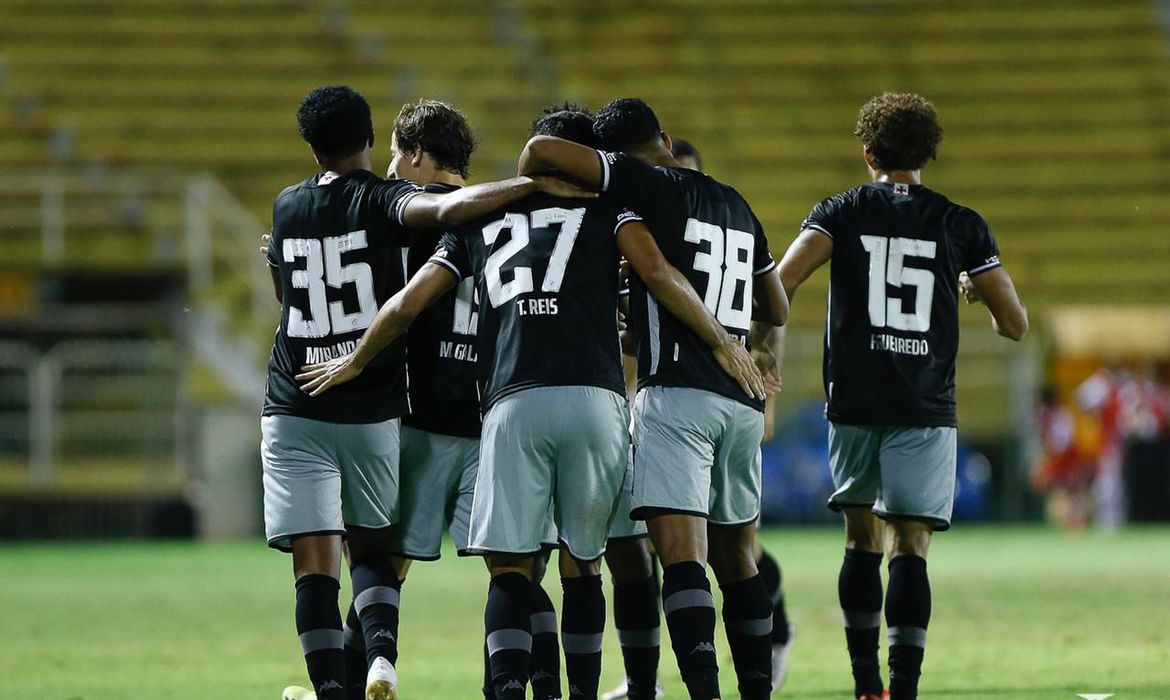 Vasco vence Bangu em Volta Redonda
