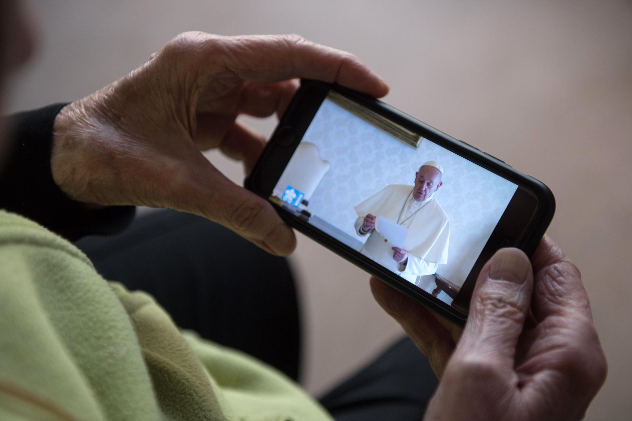 Em vigília de Páscoa, papa diz esperar renascimento pós-pandemia