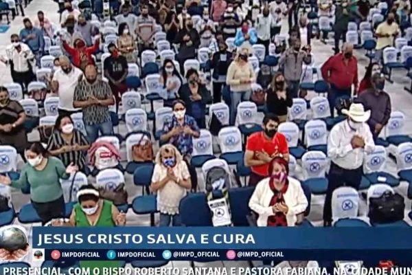 Pastor famoso atrai multidão em culto presencial e gera revolta