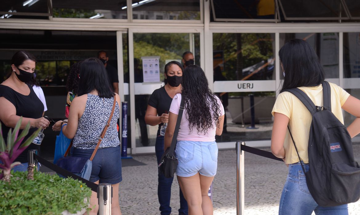 Feira de recrutamento oferece oportunidades para universitários