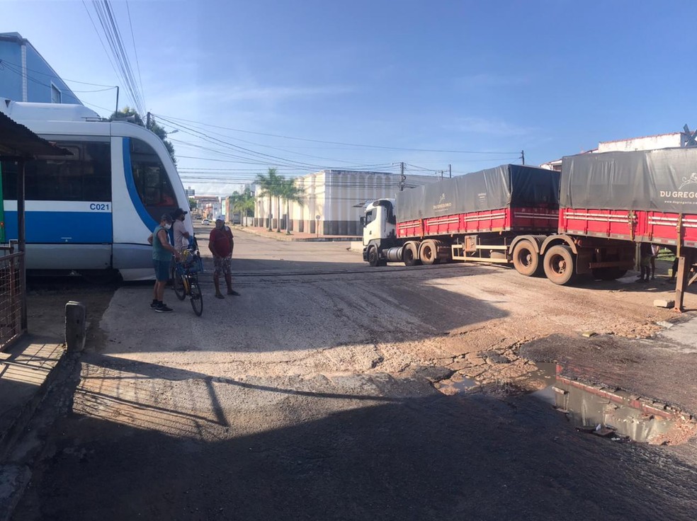 Carreta prende sobre linha férrea em Natal e trem para em cima; veja