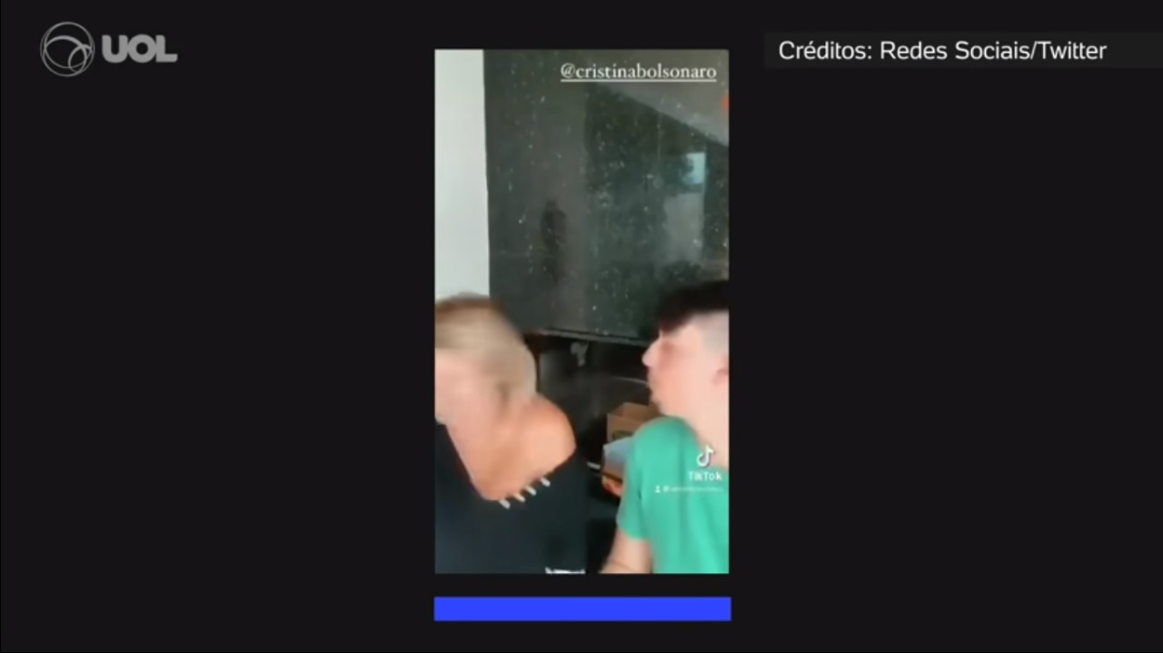 Em vídeo, filho de Bolsonaro cospe água no rosto da mãe; veja