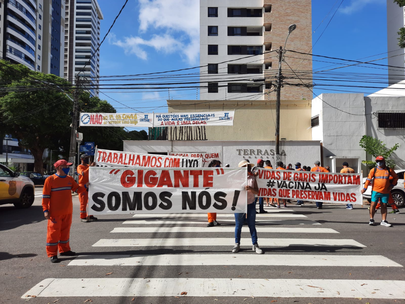 Garis fazem manifestação em Natal pedindo prioridade na vacinação contra covid