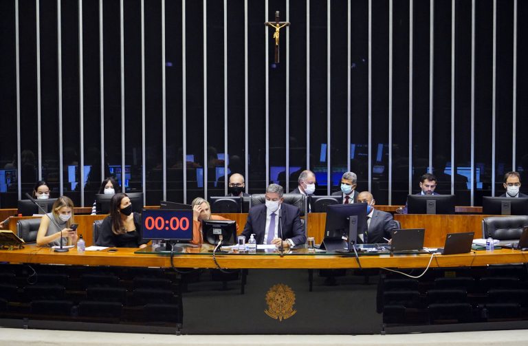 Câmara aprova urgência de projeto para vacinação privada