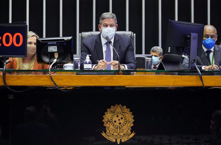 Deputados analisam projeto sobre compra de vacinas por empresas