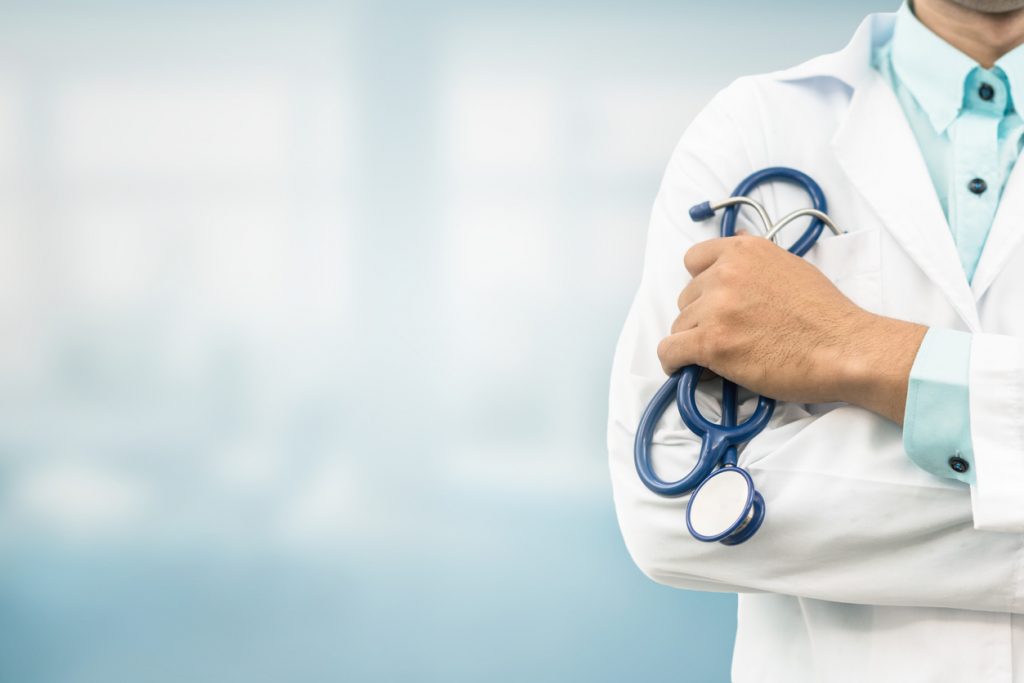 VÍDEO: Médico se nega a usar máscara em consulta: 'Vai cozinhar seus miolos'