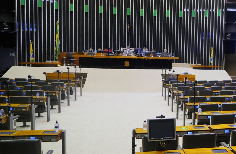 Câmara conclui votação sobre compra privada de vacinas; matéria vai ao Senado