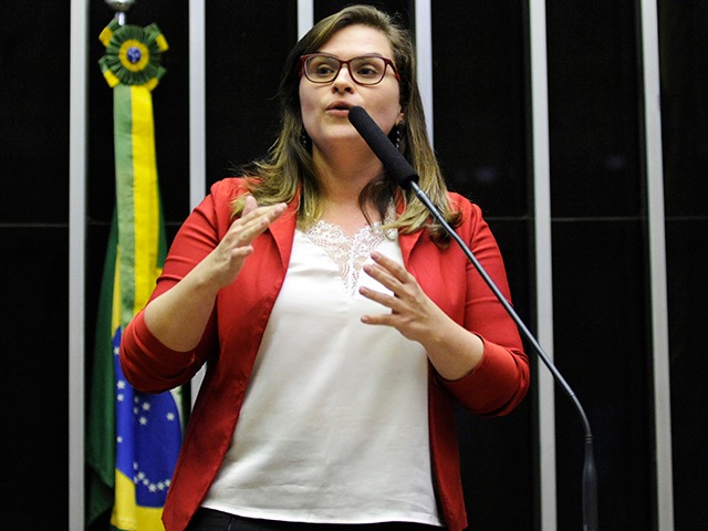 Deputada petista se desculpa por não ter votado contra vacinação privada