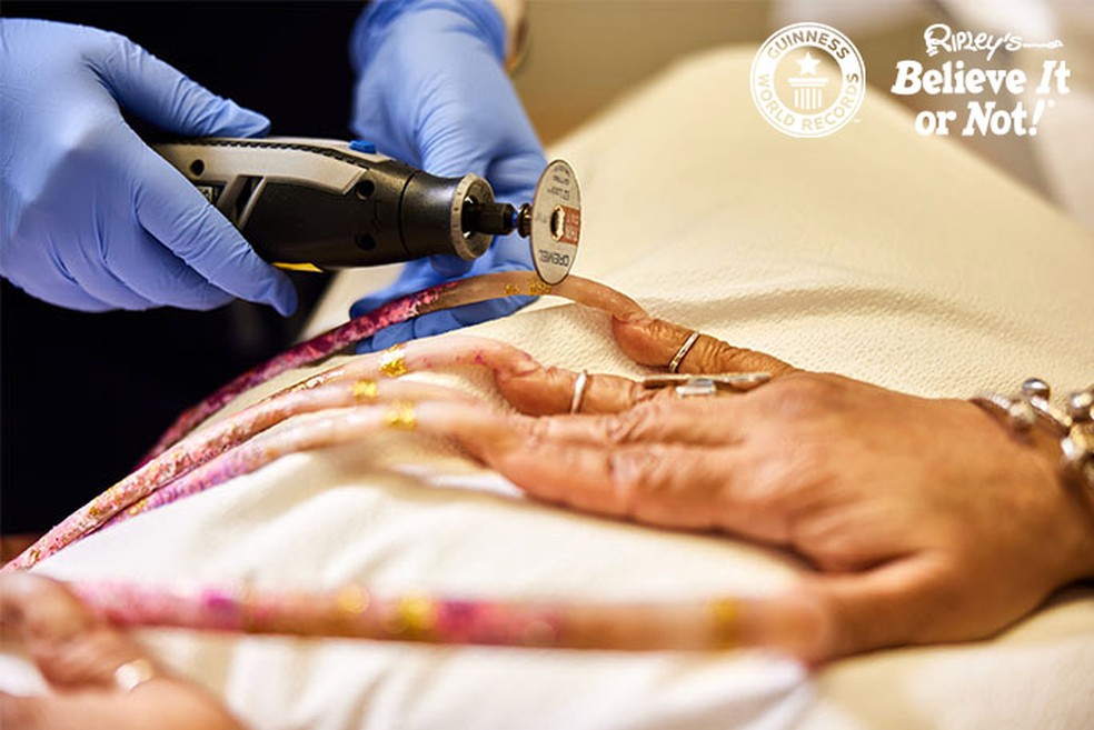 Mulher corta as maiores unhas do mundo após mais de 28 anos; veja