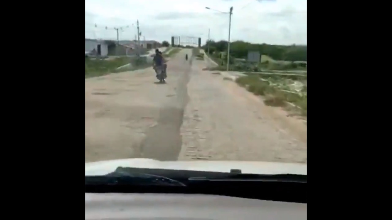 VÍDEO: Deputado mostra RN esburacada e dispara: “Gestão que envergonha”