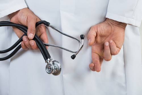 Maioria dos médicos recém-formados não sabe aferir pressão e reconhecer infarto
