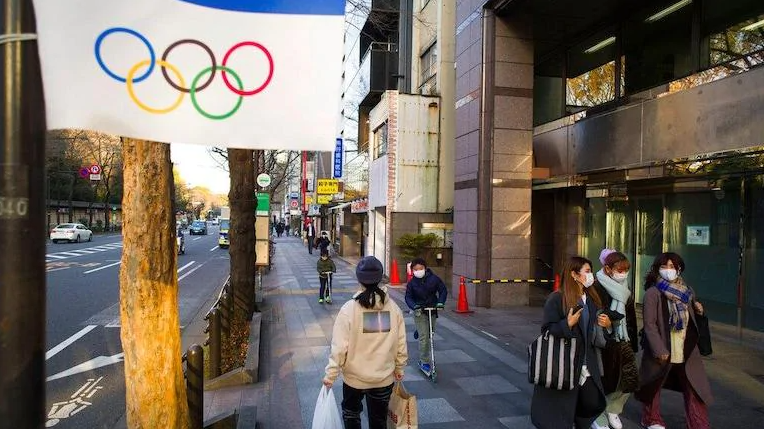 Japão submete Tóquio a estado de 'quase emergência' de covid-19